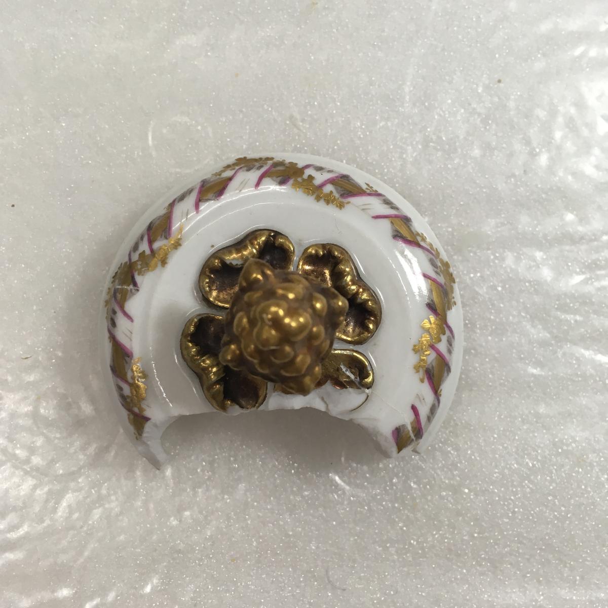 Couvercle en porcelaine de Meissen apres remontage reversible (c) Fargetton